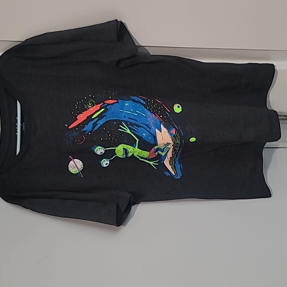 Cat and Jack Boys charcoal Large tee shirt.